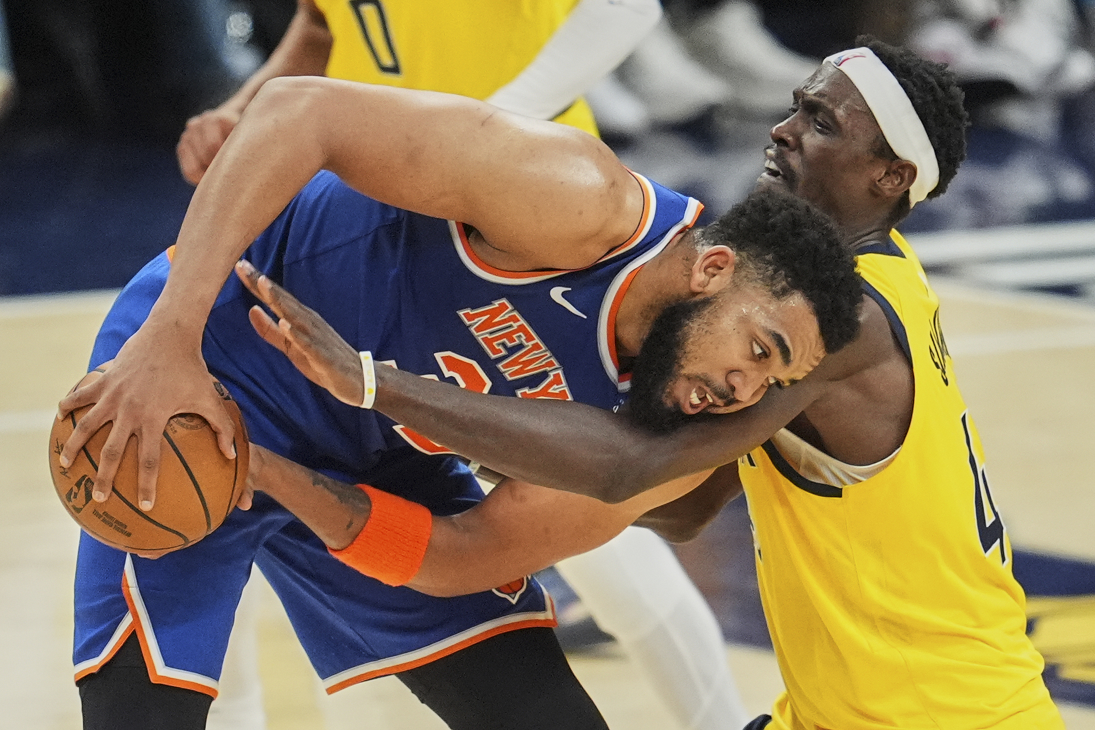 唐斯连续四场拿下20+10，带伤作战展现顽强斗志