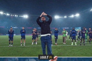 开云体育平台-RMC：多纳鲁马本想低调告别巴黎，但在队友鼓励下加入了庆祝