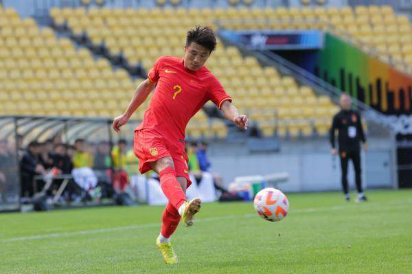 开云体育平台-武磊：要为小球员树立榜样 脚踏实地自然会变更好